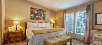 3-bedroom, 2 BA 1450 SF cabin on serene cul-de-sac in Lakeside with AC.