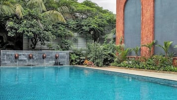 5 hồ bơi trong nhà, 10 hồ bơi ngoài trời