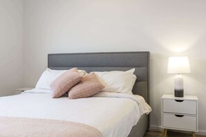 5 bedrooms, iron/ironing board, WiFi, bed sheets