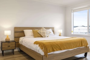 5 bedrooms, iron/ironing board, WiFi, bed sheets