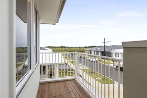 Property grounds - Family Home with Yard Near Armstrong Creek (Armstrong Creek)