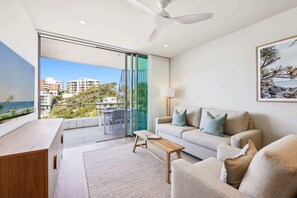 TV - Beachfront 1-Bed Flat with Pool & Gym Access (Coolangatta)