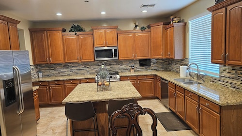 Spacious 5-bedroom house 3 min from Cardinals Stadium and West Gate shopping