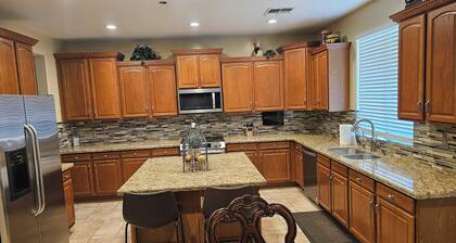 Spacious 5-bedroom house 3 min from Cardinals Stadium and West Gate shopping