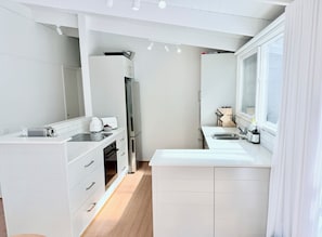 Geladeira, micro-ondas, fogão, cooktop