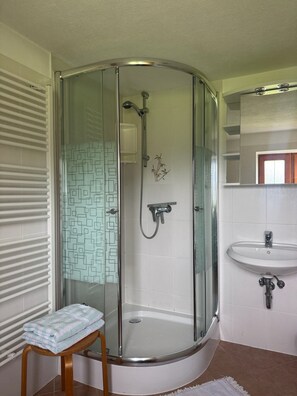 Dusche, Haartrockner, Handtücher