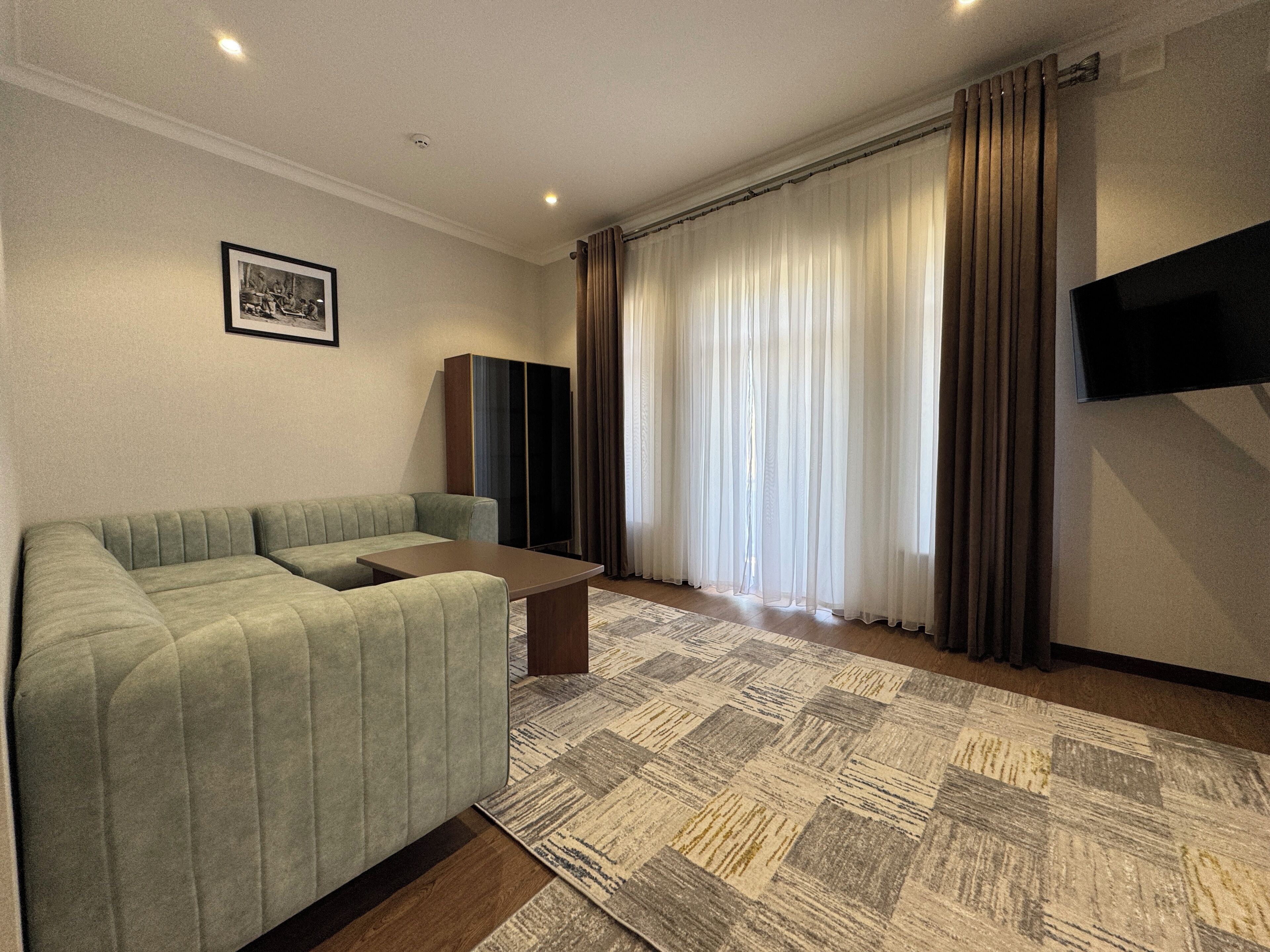 Luxury-Suite, Balkon, Hügelblick | Zimmersafe, Schreibtisch, laptopgeeigneter Arbeitsplatz