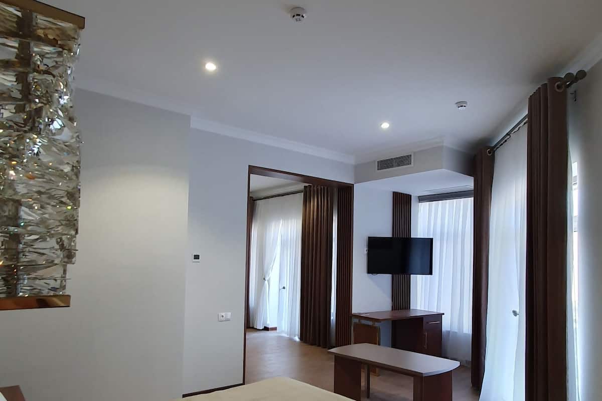 Suite de lujo, balcón, vistas a la colina | Caja fuerte, escritorio, espacio para trabajar con un portátil