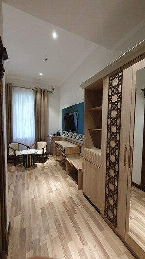 Habitación estándar con 2 camas individuales, balcón, vistas a la ciudad | Caja fuerte, escritorio, espacio para trabajar con un portátil