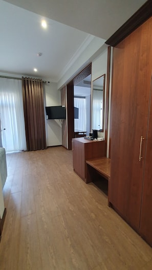 Suite de lujo, balcón, vistas a la colina | Baño | Secador de pelo, zapatillas, toallas y jabón