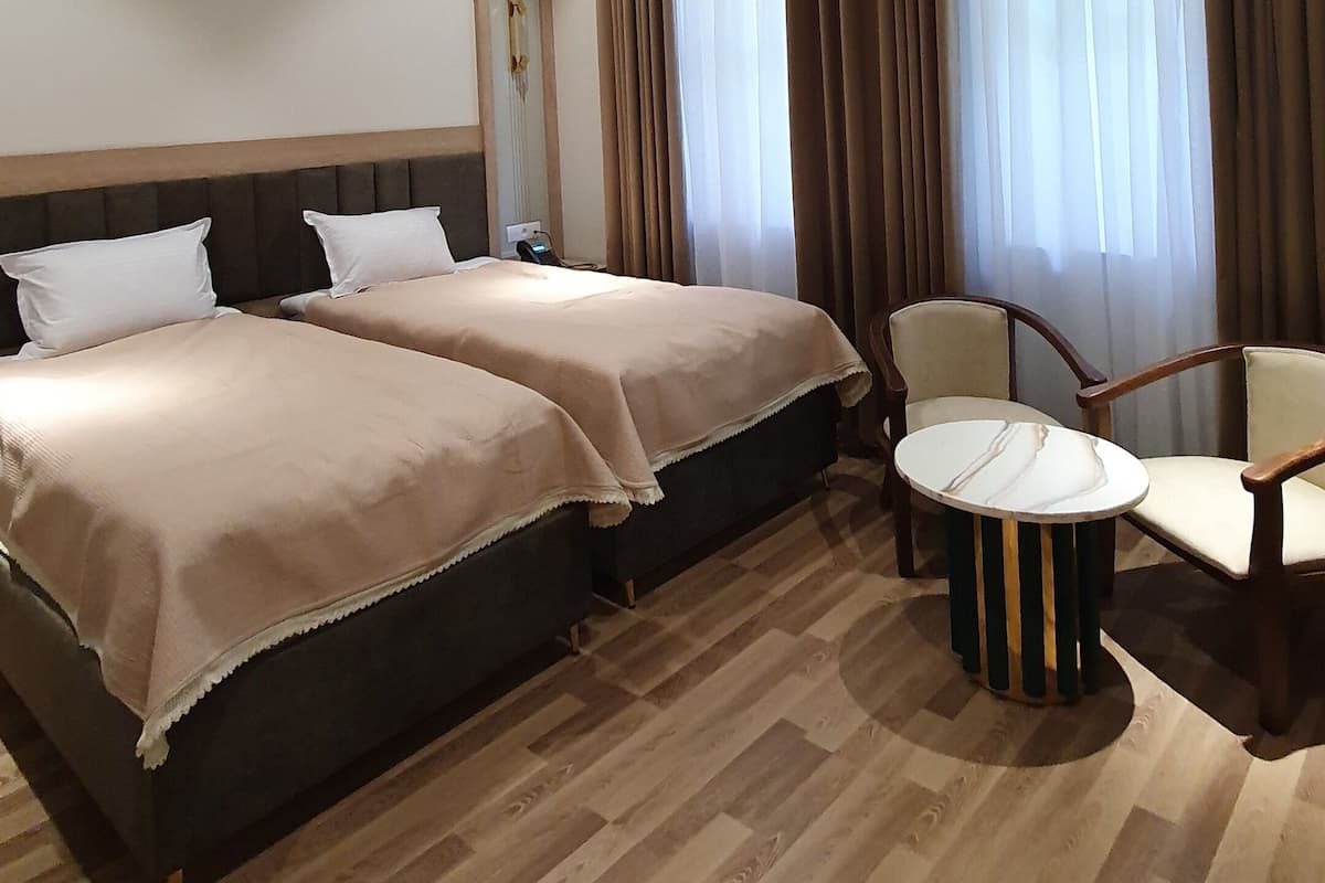 Habitación estándar con 2 camas individuales, balcón, vistas a la ciudad | Caja fuerte, escritorio, espacio para trabajar con un portátil