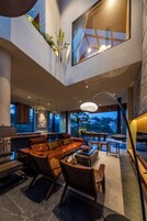 Forsetaíbúð | Stofa | 36-tommu flatskjársjónvarp með kapalrásum