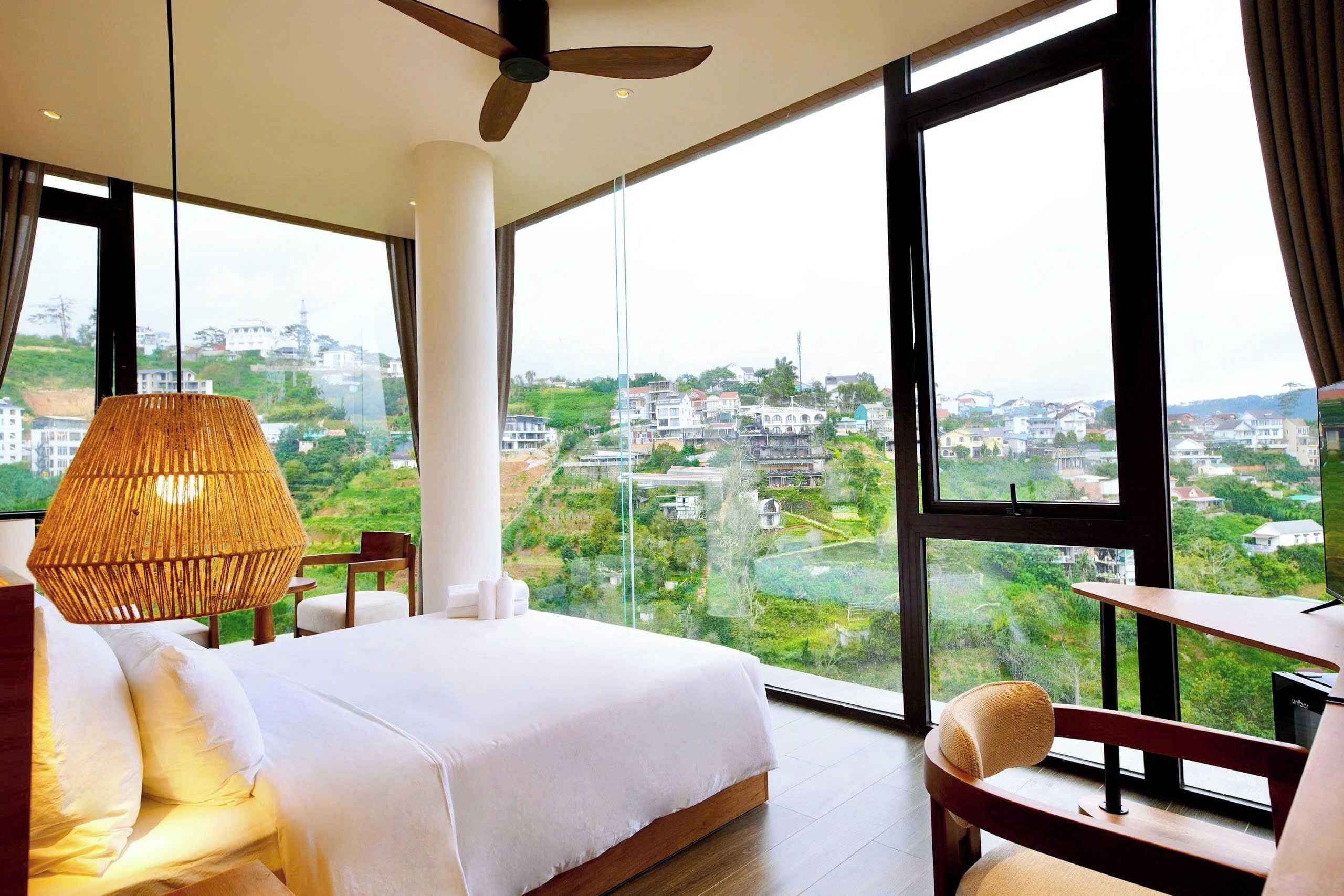 Deluxe Double Room, Bathtub, Mountain View | Peralatan tempat tidur premium, tilam berlapik, bar mini 