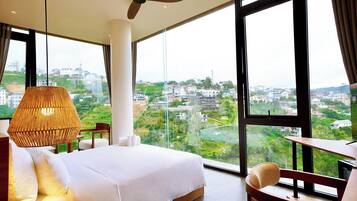 Deluxe Double Room, Bathtub, Mountain View | Peralatan tempat tidur premium, tilam berlapik, bar mini