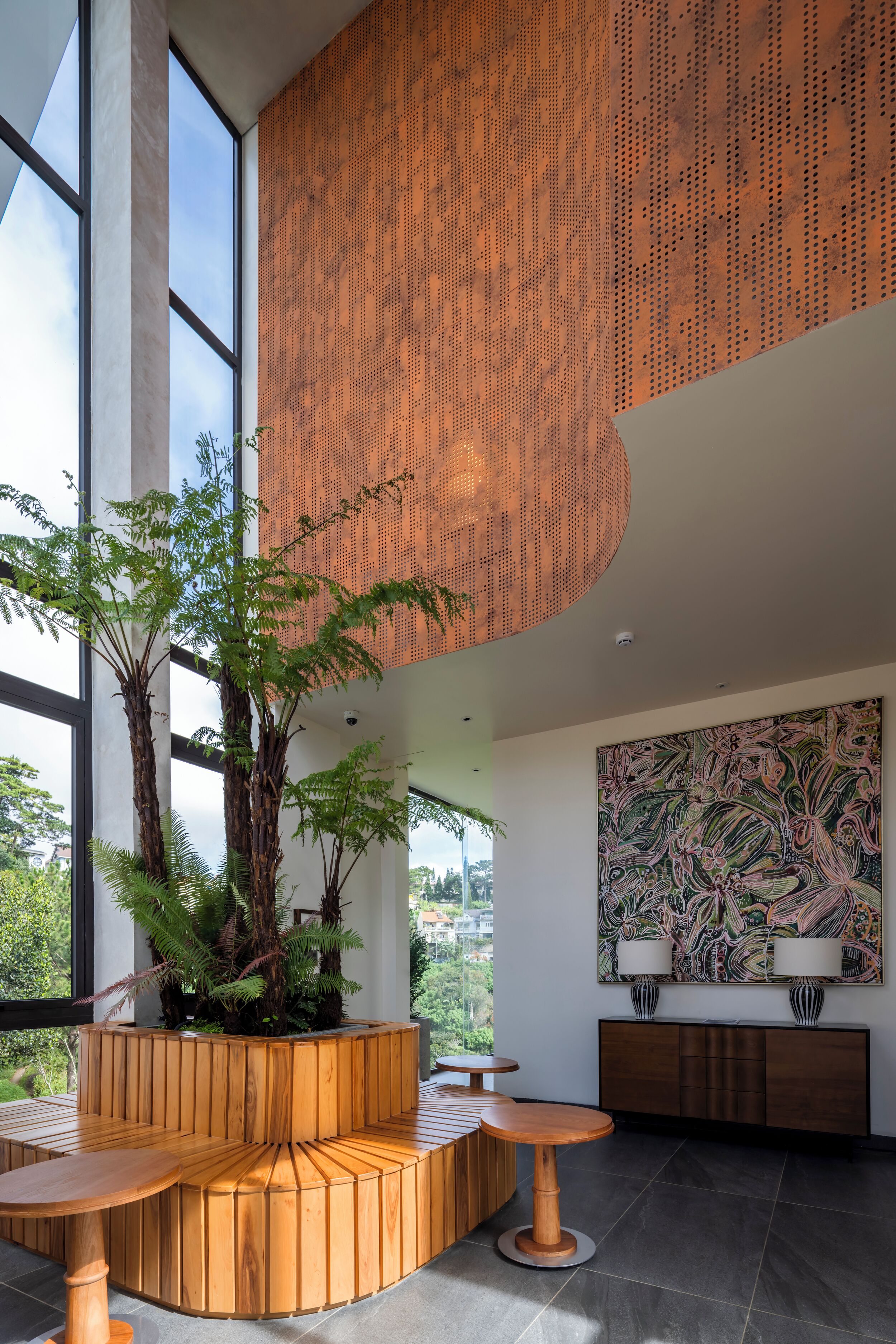 Een modern interieur met een houten zitgedeelte, een groot abstract schilderij en een potplant.