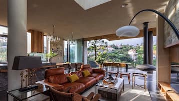 Presidential Apartment | Ruang tamu | 36 inci televisyen skrin rata dengan kabel