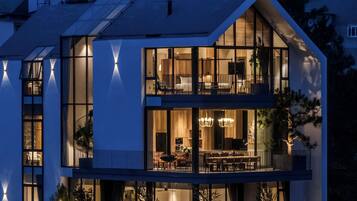 Vista frontal de la propiedad