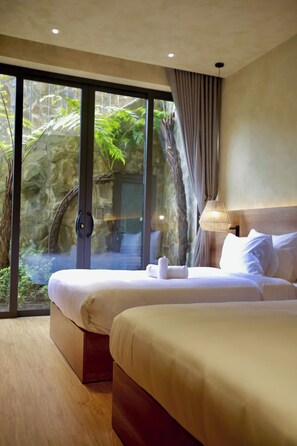 Premium Apartment, 3 Bedrooms, Mountain View | Peralatan tempat tidur premium, tilam berlapik, bar mini 