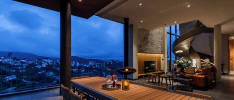 Presidentieel appartement | Woonruimte | Een 36-inch flatscreentelevisie met kabelzenders