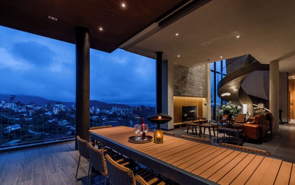 Presidential Apartment | Living area | 36-inch flat-screen TV with cable channels - La Yen Villa - Da Lat (Da Lat)