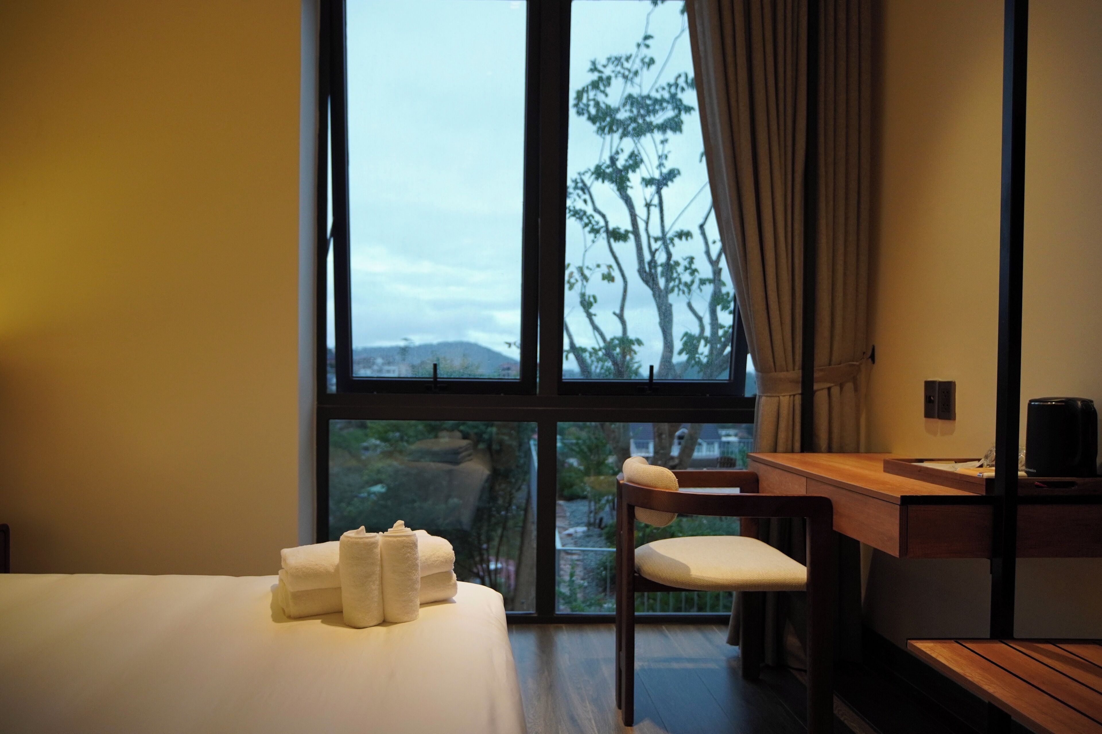 Ropa de cama de alta calidad, camas con pillow-top y minibar 