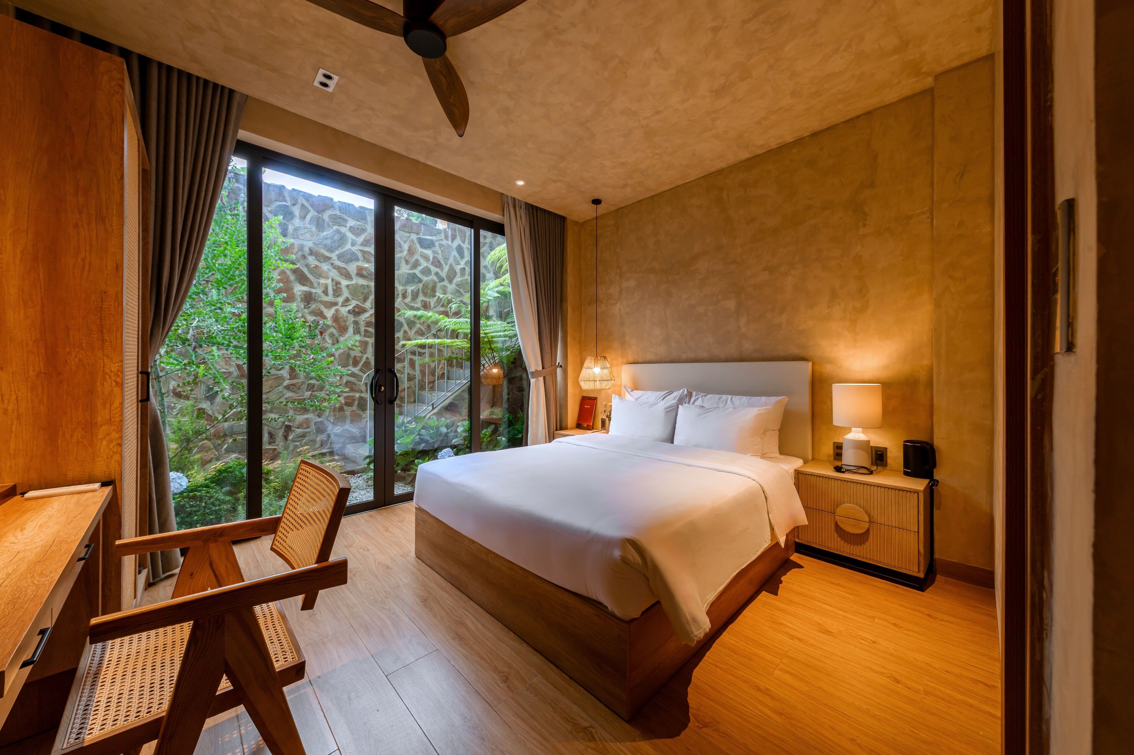 Double Room, Garden View | Peralatan tempat tidur premium, tilam berlapik, bar mini 