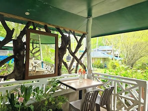 Familien-Vierbettzimmer, eingeschränkter Meerblick | Terrasse/Patio