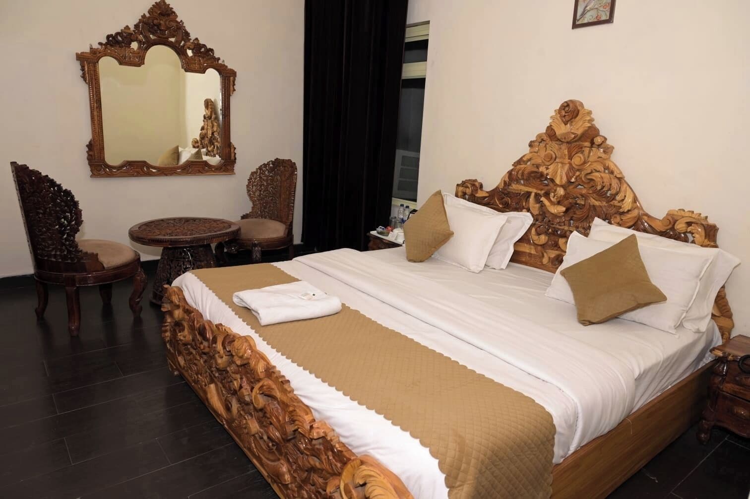 Signature Room | Desk, laptop workspace, free WiFi, bed sheets