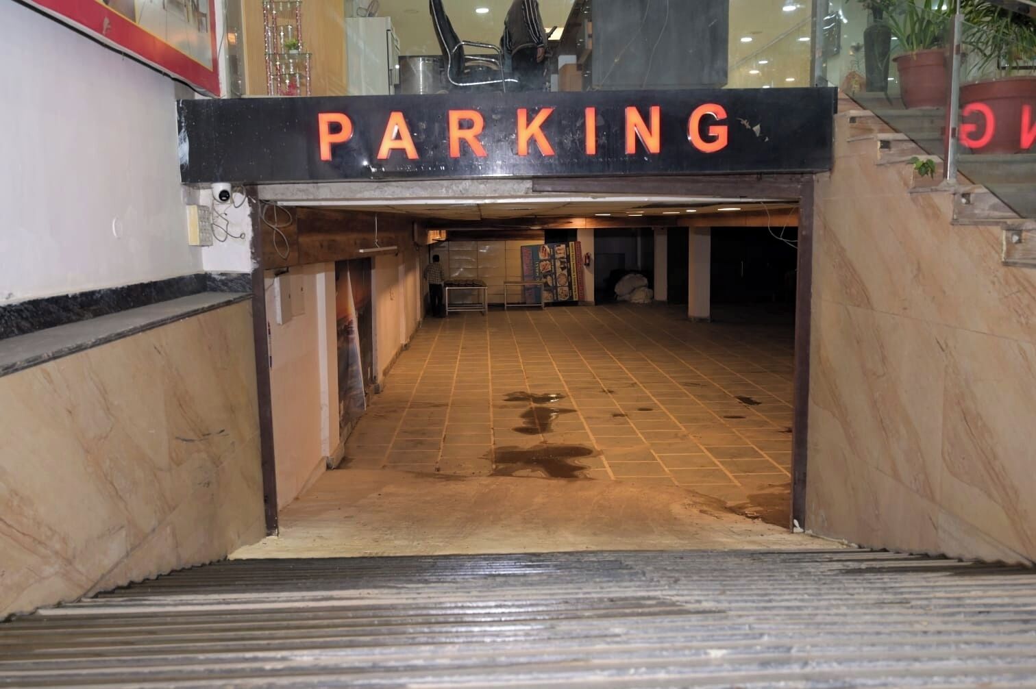 Bãi đậu xe tự phục vụ (phụ phí) (100 INR mỗi ngày) 