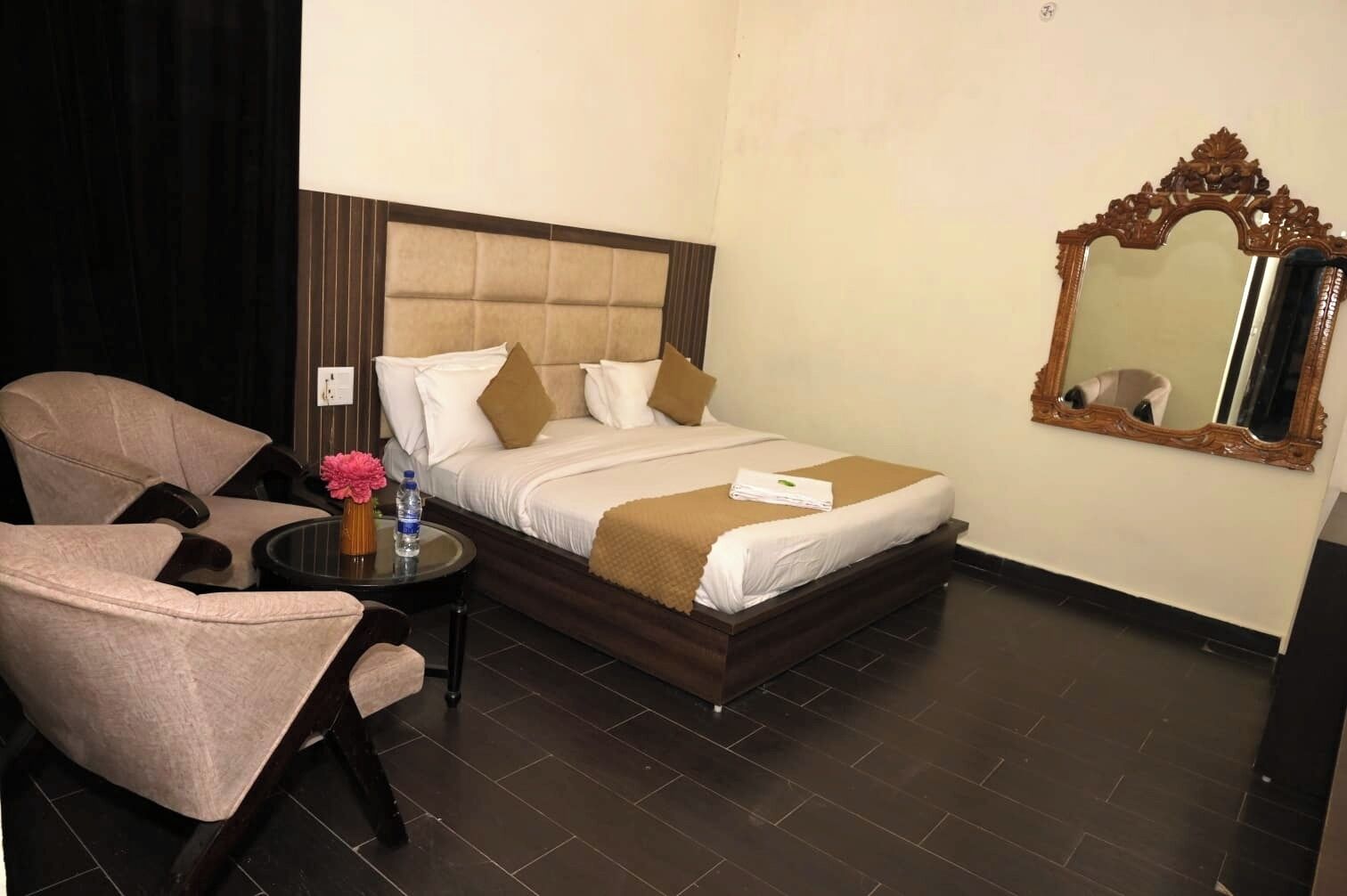 Deluxe Room | Desk, laptop workspace, free WiFi, bed sheets