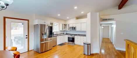 ثلاجة، ميكروويف، فرن، موقد طهي مسطح