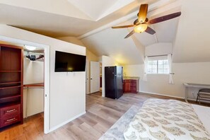 4 bedrooms, in-room safe, desk, iron/ironing board
