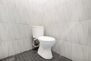 Standard Double Room | Bathroom | Towels - OYO 3220 Samudra Guesthouse (Depok)