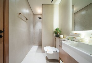 Shower, hair dryer, bidet, towels - Beautiful 1 Bed in Binghatti Azure (Dubai)