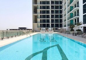 Pool - Beautiful 1 Bed in Binghatti Azure (Dubai)