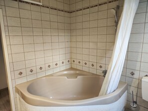 Haartrockner, Handtücher, Seife, Toilettenpapier