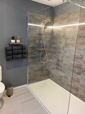Jetted tub, hair dryer, towels, soap