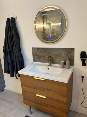 Jetted tub, hair dryer, towels, soap