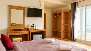 Free minibar, desk, free WiFi, bed sheets