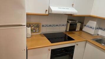 Fridge, microwave, oven, coffee/tea maker