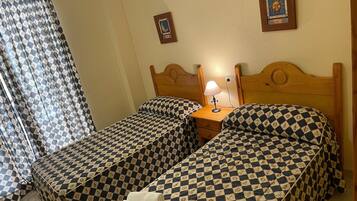 5 dormitorios, tabla de planchar con plancha, ropa de cama