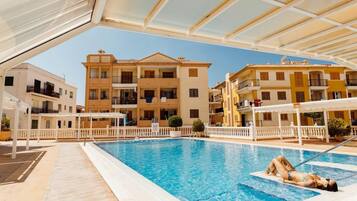 Una piscina cubierta, una piscina al aire libre