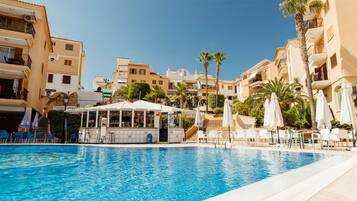 Una piscina cubierta, una piscina al aire libre