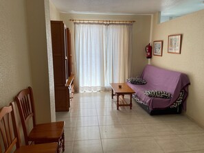 Classic Apartment, 4 Bedrooms | Living room