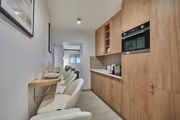 Appartement | Cuisine privée | Réfrigérateur, four à micro-ondes, surface de cuisson, cafetiÚre-théiÚre