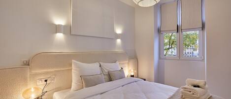 2 bedrooms, laptop workspace, iron/ironing board, bed sheets