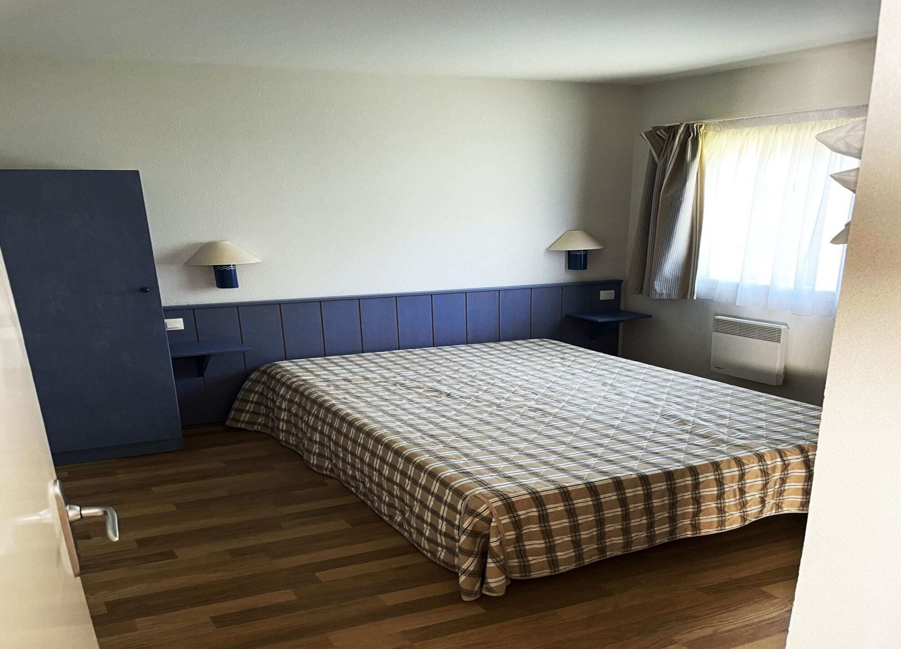 3 kamar tidur dan dilengkapi dengan perabotan berbeda-beda