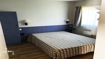 3 kamar tidur dan dilengkapi dengan perabotan berbeda-beda