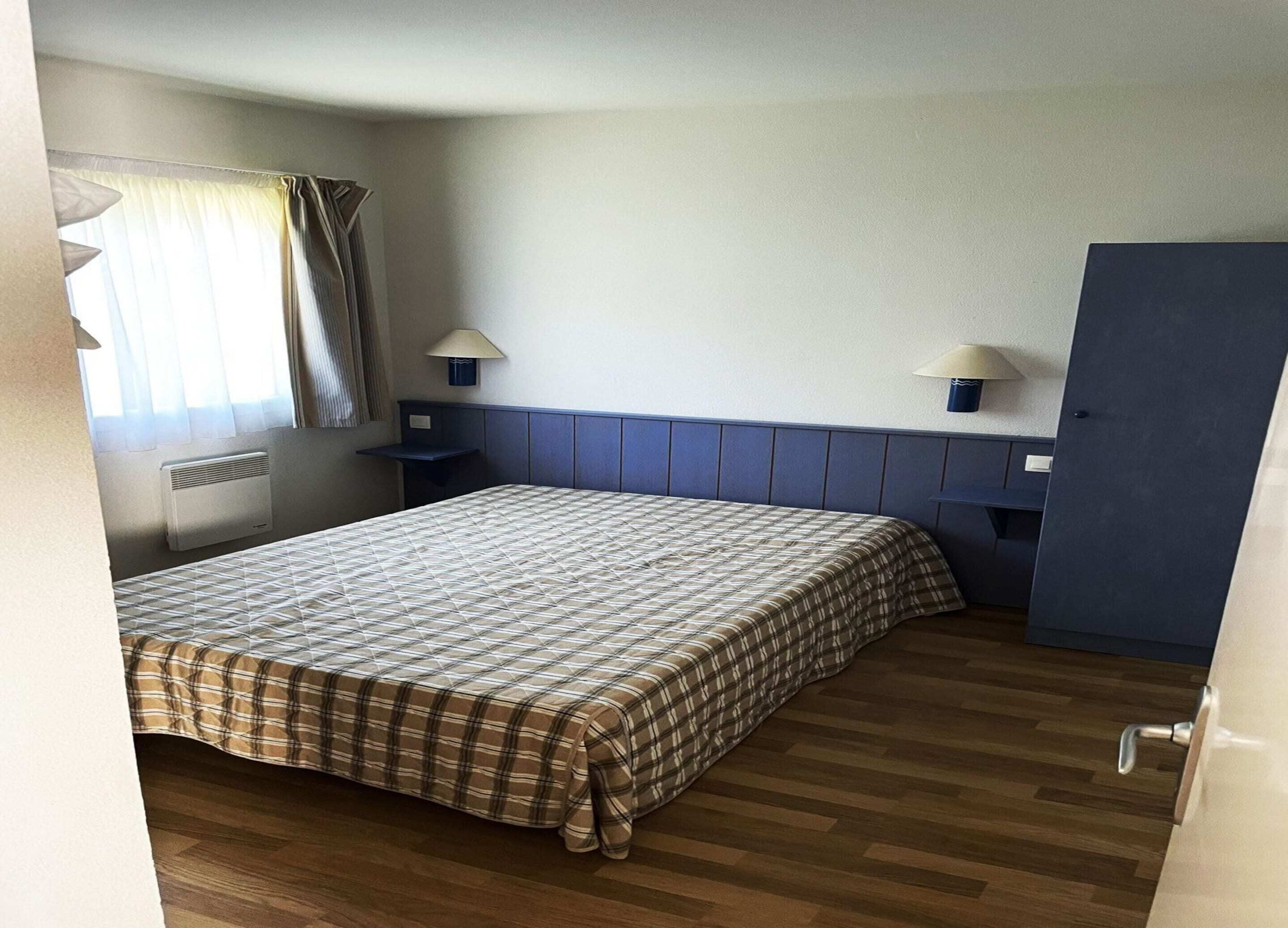 3 間臥室、布置獨特、床單