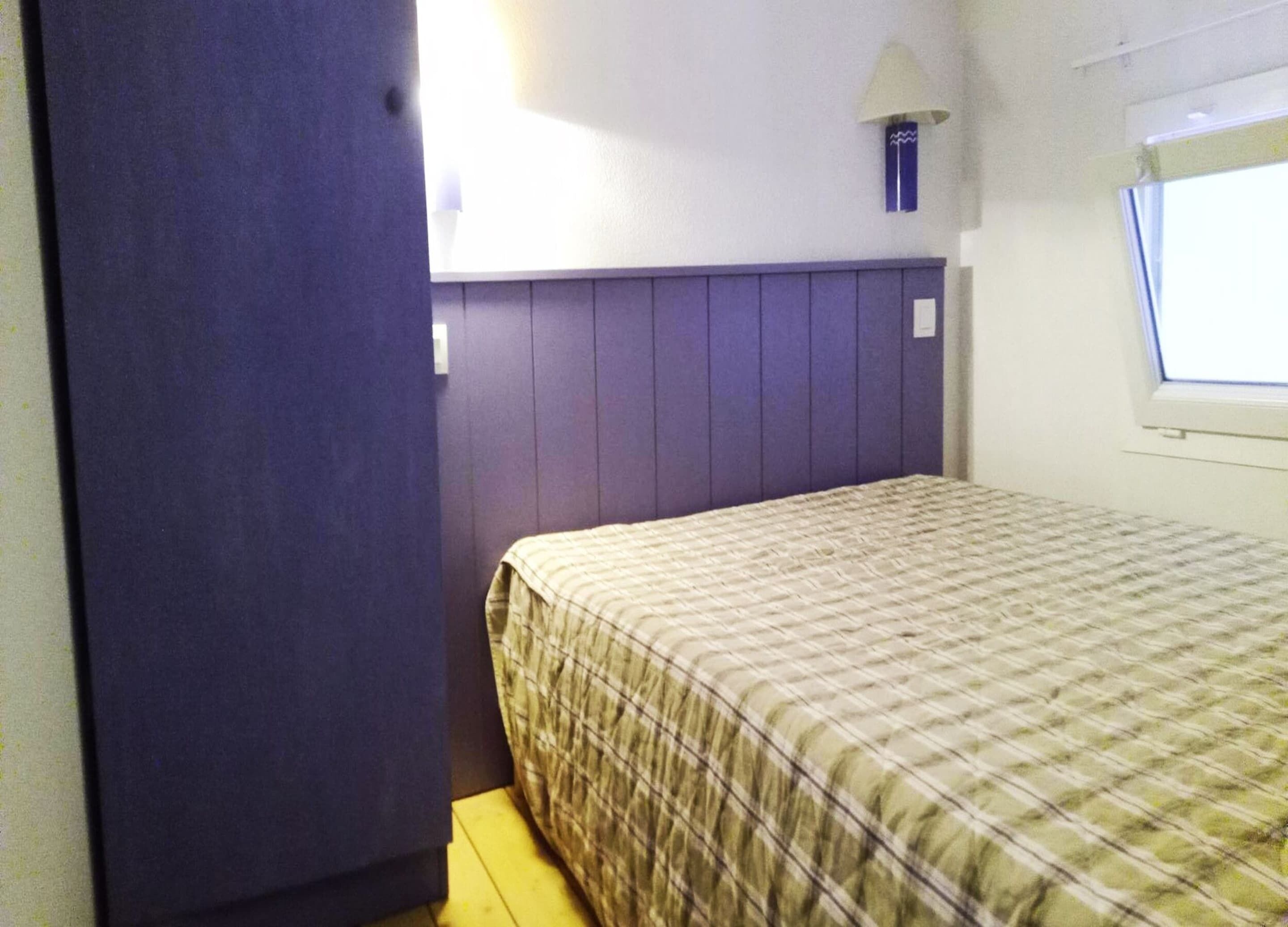 3 間臥室、布置獨特、床單